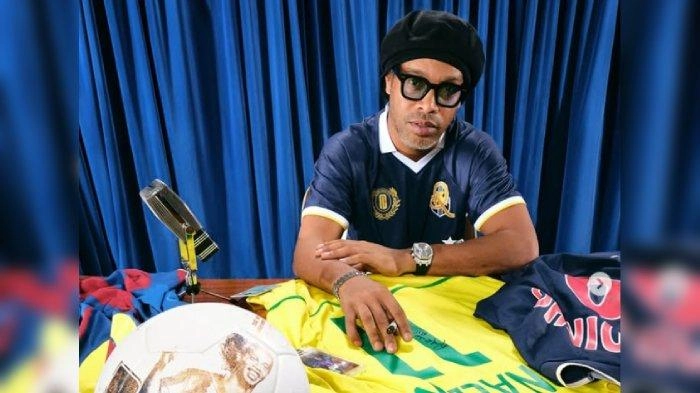 Penggemar Sepak Bola Wajib Tonton! Legenda Brasil Ronaldinho Muncul di Iklan Terbaru Shopee!