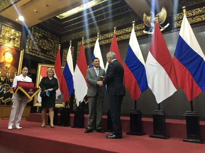 Diplomasi Inhan Dalam Negeri, Menhan Sjafrie Sjamsoeddin Hadiahi Sekretaris Dewan Keamanan Rusia Miniatur Pesawat Buatan PTDI