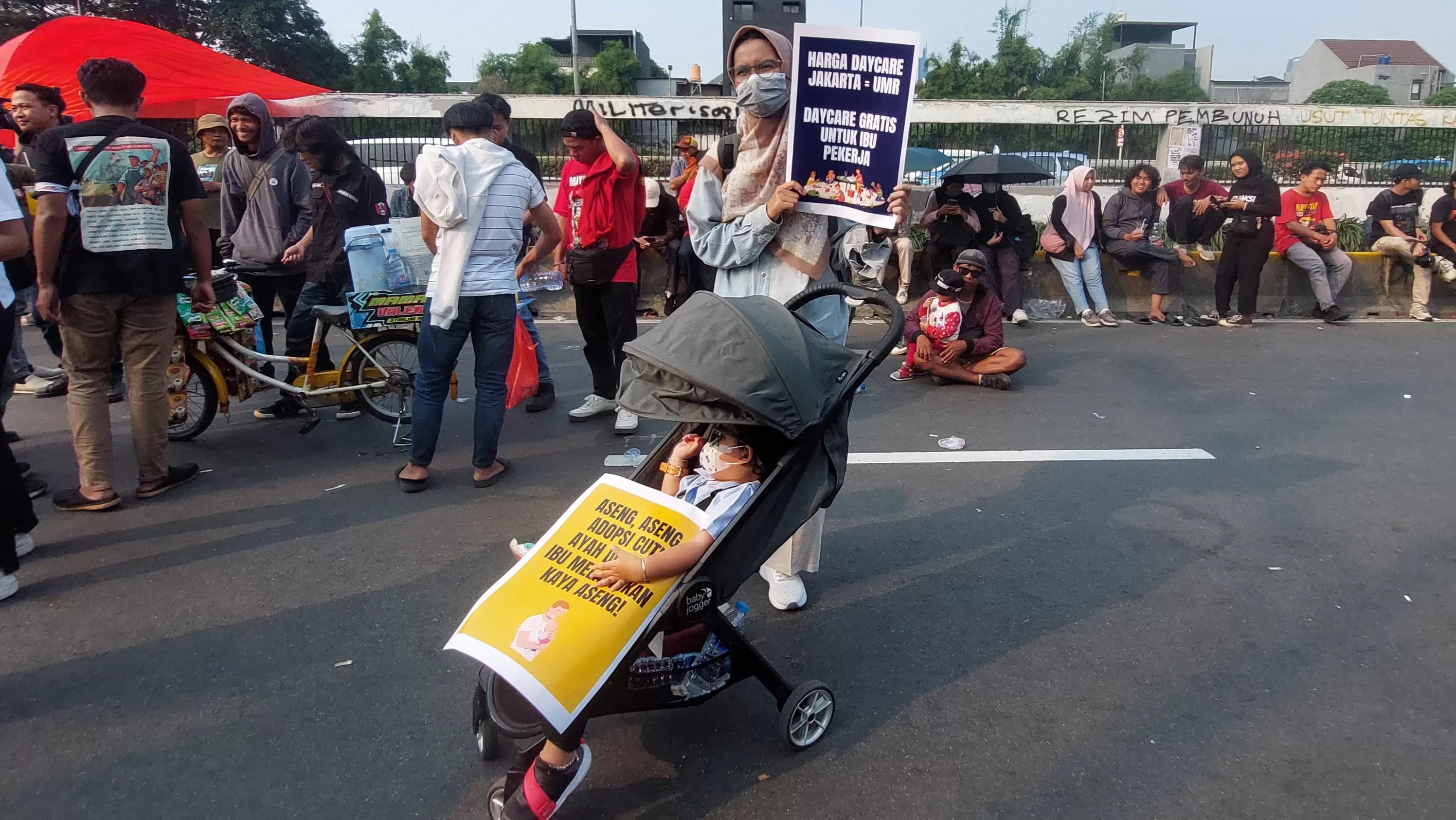 Ibu Bawa Balita Ikut Aksi May Day 2025, Tuntut Daycare Gratis: Biaya Penitipan Anak di Jakarta Setara UMR