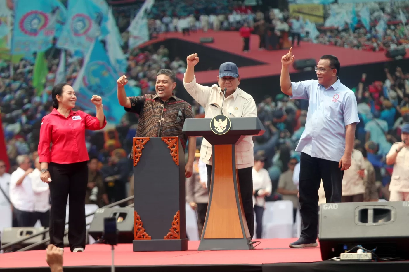 Momen Prabowo Lempar Topi dan Kaos saat Tinggalkan Perayaan May Day 2025 di Monas