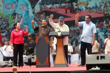 Momen Prabowo Lempar Topi dan Kaos saat Tinggalkan Perayaan May Day 2025 di Monas