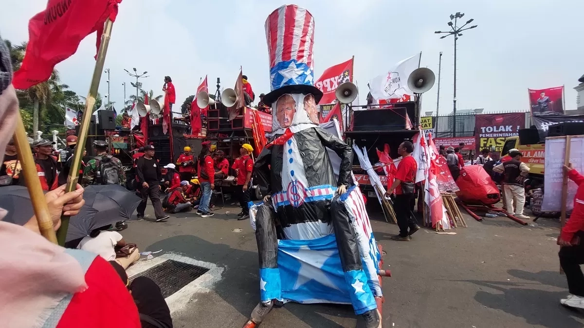 Sosok 'Donald Trump' Tiba-Tiba Muncul di Tengah Aksi Massa Merayakan Hari Buruh Internasional di Depan Gedung DPR
