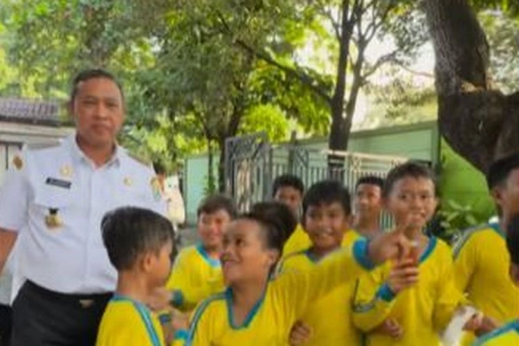 Orang Tua Keluhkan Toilet Kotor dan Bau, Wali Kota Bekasi Sidak SDN Margahayu II