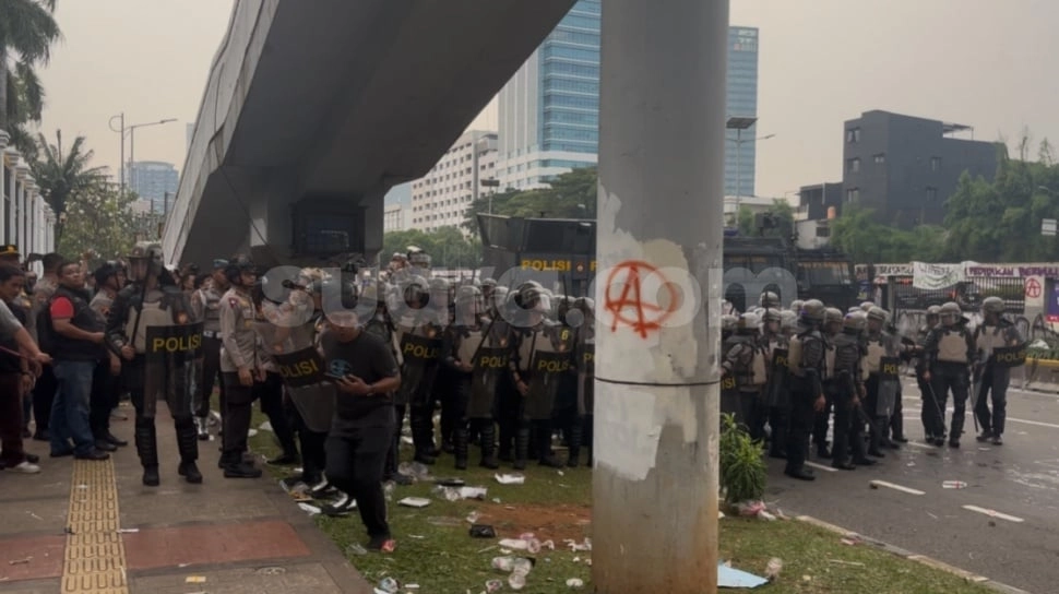 Berbeda dengan Aksi May Day Fiesta di Monas, Peringatan Hari Buruh di DPR Dipukul Mundur Aparat