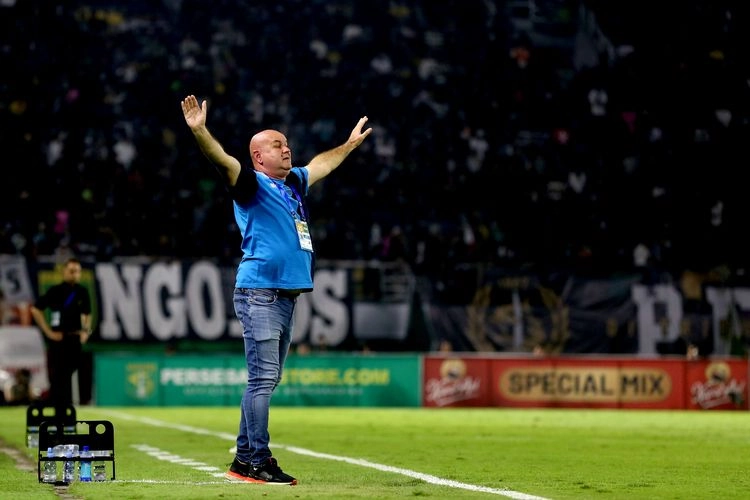Persib Tunda Pesta Juara Liga 1 2024-2025, Begini Kata Bojan Hodak