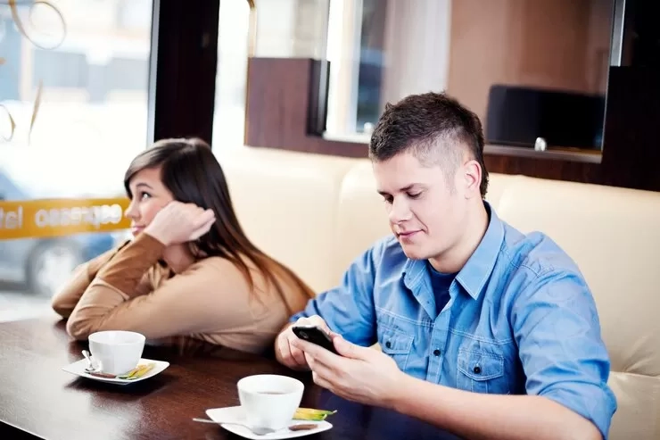 10 Kebiasaan yang Diam-diam Bikin Kamu Disepelekan Orang Lain Tanpa Kamu Sadar!