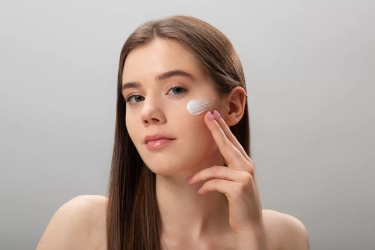 Jangan Remehkan! Sunscreen Tetap Wajib Dipakai Meski di Dalam Ruangan, Ini Alasannya