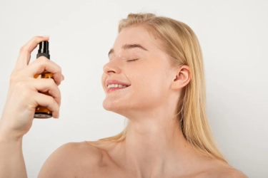 Kenali Perbedaan Face Mist dan Setting Spray Sebelum Membeli, Lengkap dengan Tips Penggunaannya