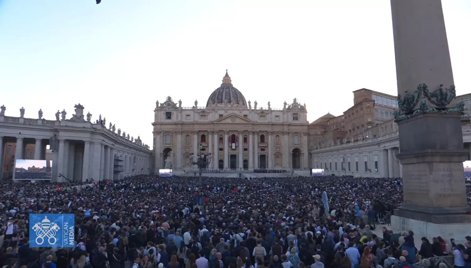 Paus Baru Resmi Terpilih, Ribuan Umat Katolik Rayakan di Vatikan, Viva Il Papa Menggema di Lapangan Santo Petrus