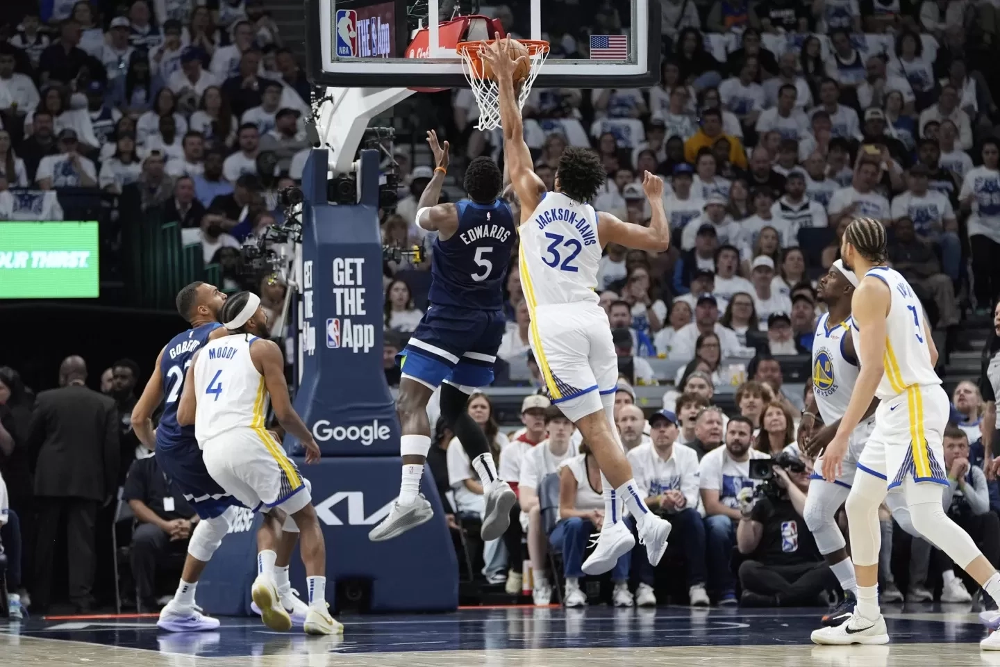 Tanpa Curry, Golden State Warriors Tersungkur! Timberwolves Menang Telak 117-93 dan Samakan Game 1-1