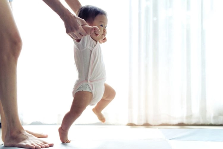 Faktor yang Menentukan Kapan Bayi Bisa Berjalan