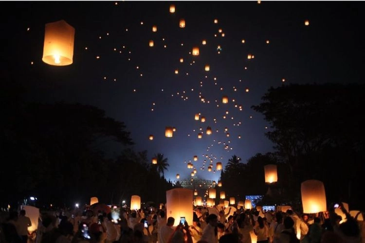 Jadwal Kegiatan Waisak Nasional 2025, Ada Pelepasan Lampion di Candi Borobudur