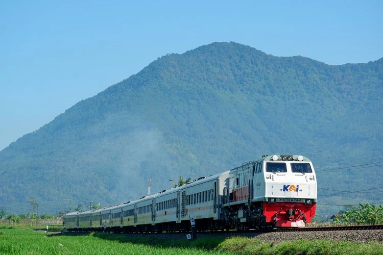 KAI Siapkan 980.000 Kursi dan 2.441 Perjalanan untuk Libur Panjang Waisak 2025