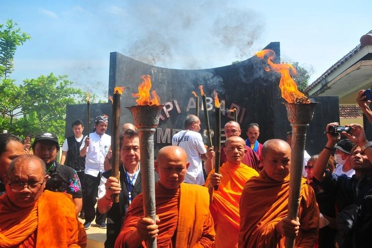Makna Api Dharma yang Diambil di Mrapen pada Perayaan Waisak