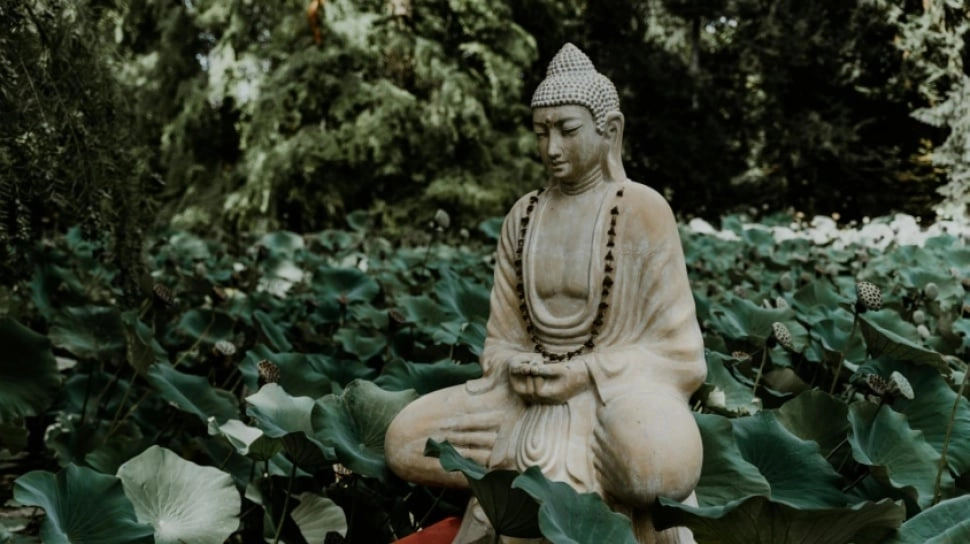 30 Kata-Kata Bijak Buddha tentang Kedamaian: Menemukan Tenang di Tengah Riuh Hidup