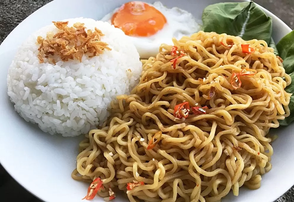 Hati-Hati! Makan Mie Instan Pakai Nasi Bisa Picu Risiko Penyakit Serius Ini