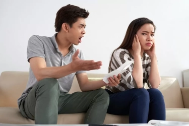 5 Cara Sederhana untuk Menghentikan Pertengkaran dengan Pasangan, Menurut Para Ahli