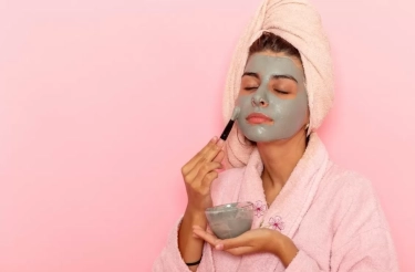 Cara Memilih Clay Mask untuk Kulit Berminyak dan 7 Manfaat Clay Mask untuk Mengatasi Masalah Kulit Berminyak!