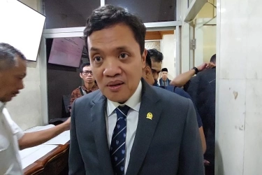 Ketua Komisi III Jamin Mahasiswi ITB di Kasus Meme Presiden Tak Akan Kabur