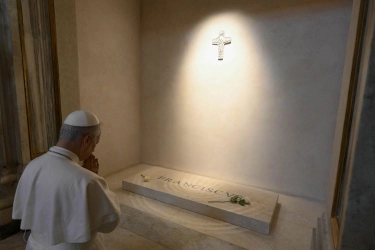 Momen Paus Leo XIV Doakan Paus Fransiskus, Berlutut di Depan Makam