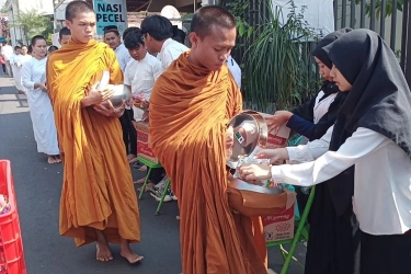 Puluhan Biksu Lakukan Pindapata di Kota Magelang Sebelum ke Candi Borobudur