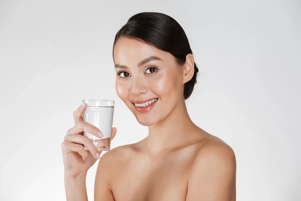 6 Cara Sederhana Menjaga Kulit Tetap Terhidrasi, Menurut Pakar Dermatology