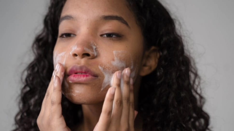 5 Rekomendasi Facial Wash Sejuta Umat Untuk Kulit Kering Dan Kusam