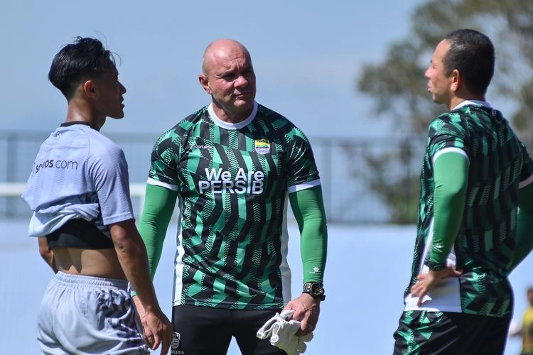 Masa Depan Pelatih Luizinho Passos di Persib Masih Tanda Tanya