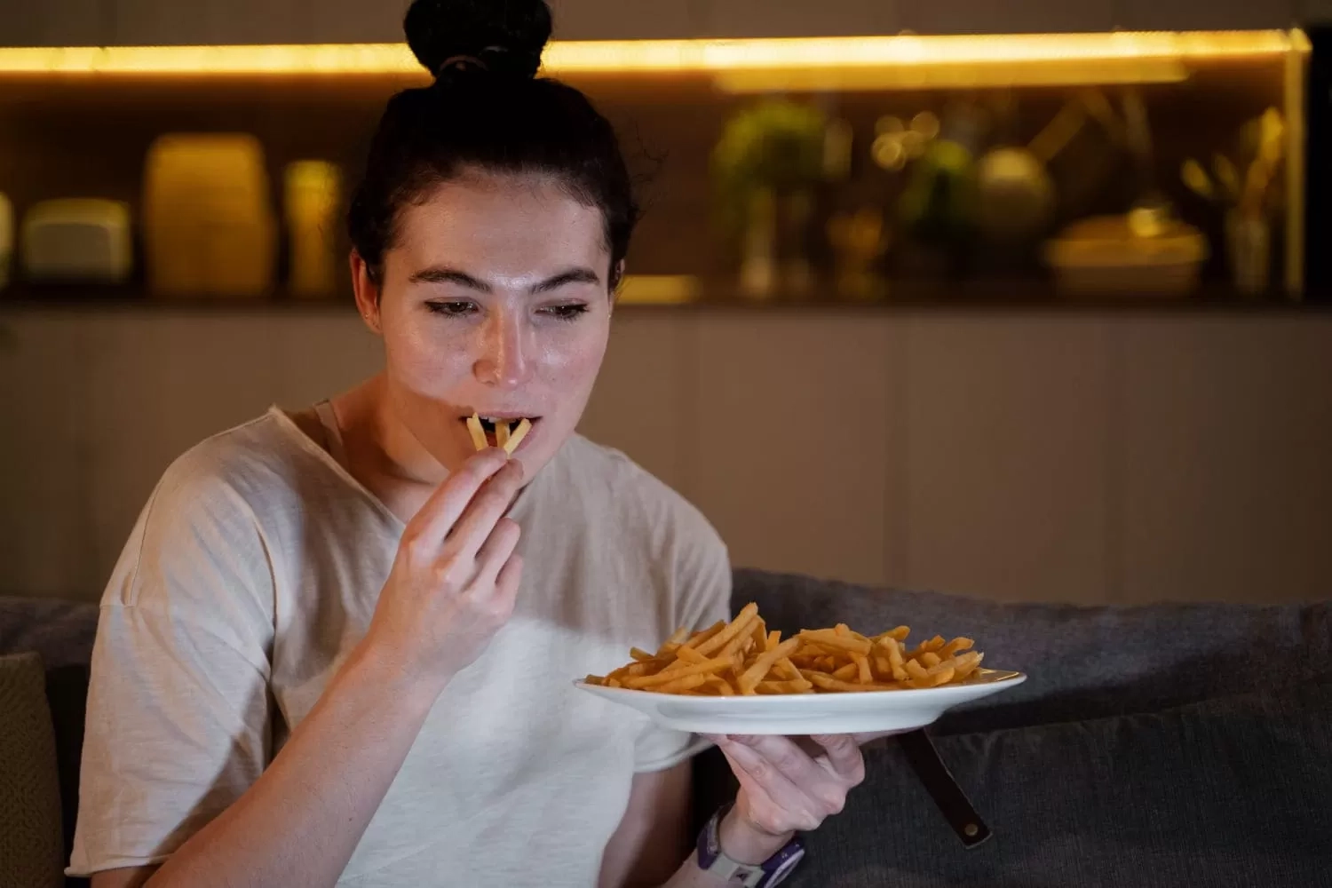 5 Makanan yang Harus Dihindari saat Makan Malam Demi Tidur Nyenyak