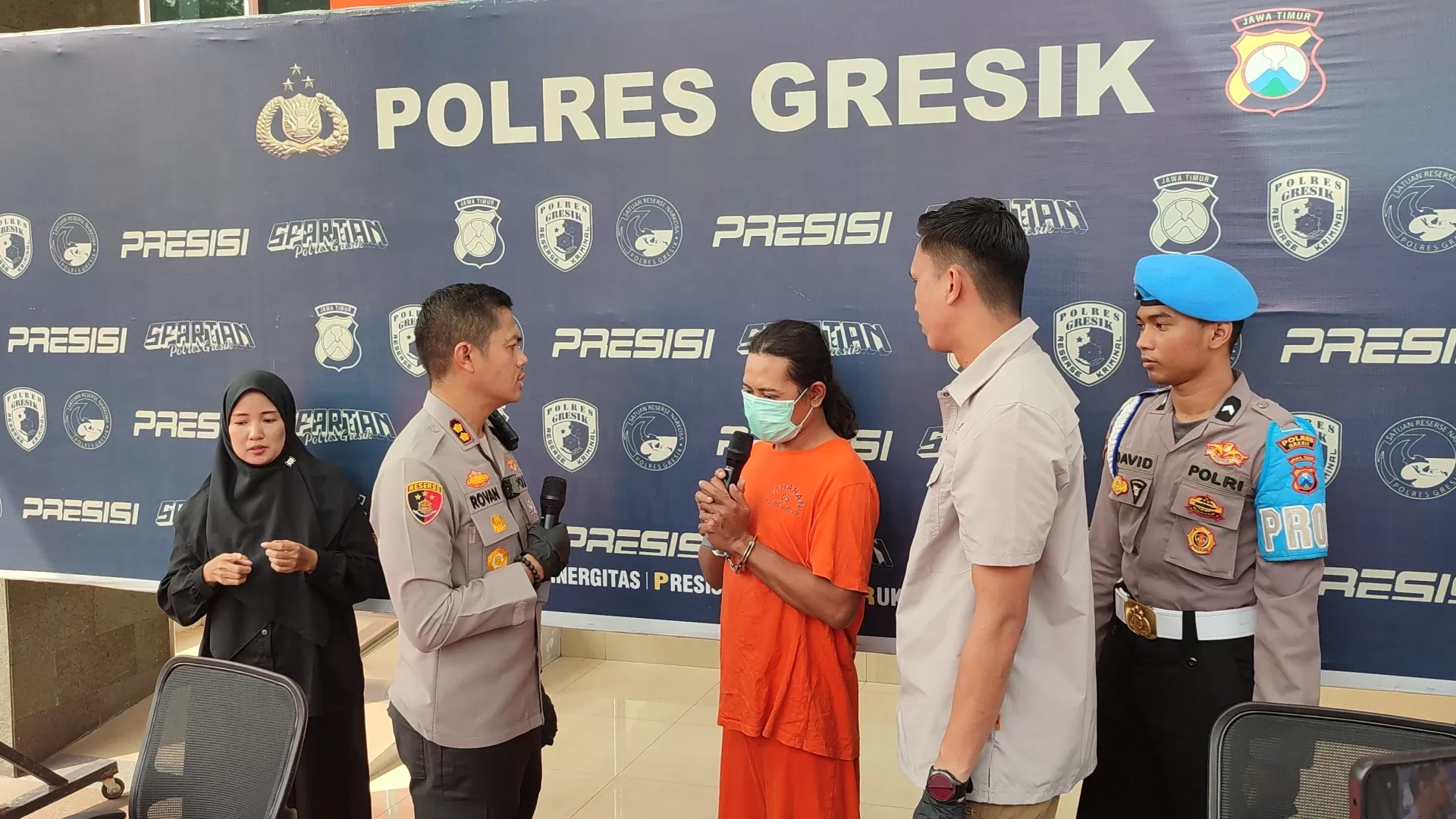 Ayah Tiri Bejat, Rekam Kegiatan Pribadi Anak Istri Lalu Gagahi Tiga Kali saat Rumah Sepi