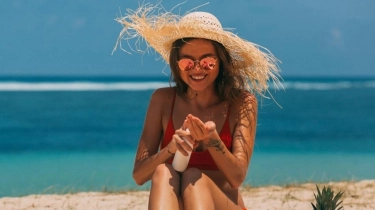 Apakah Perlu Naikkan SPF Sunscreen saat Panas-panasan? Ini Penjelasan Dokter Kulit