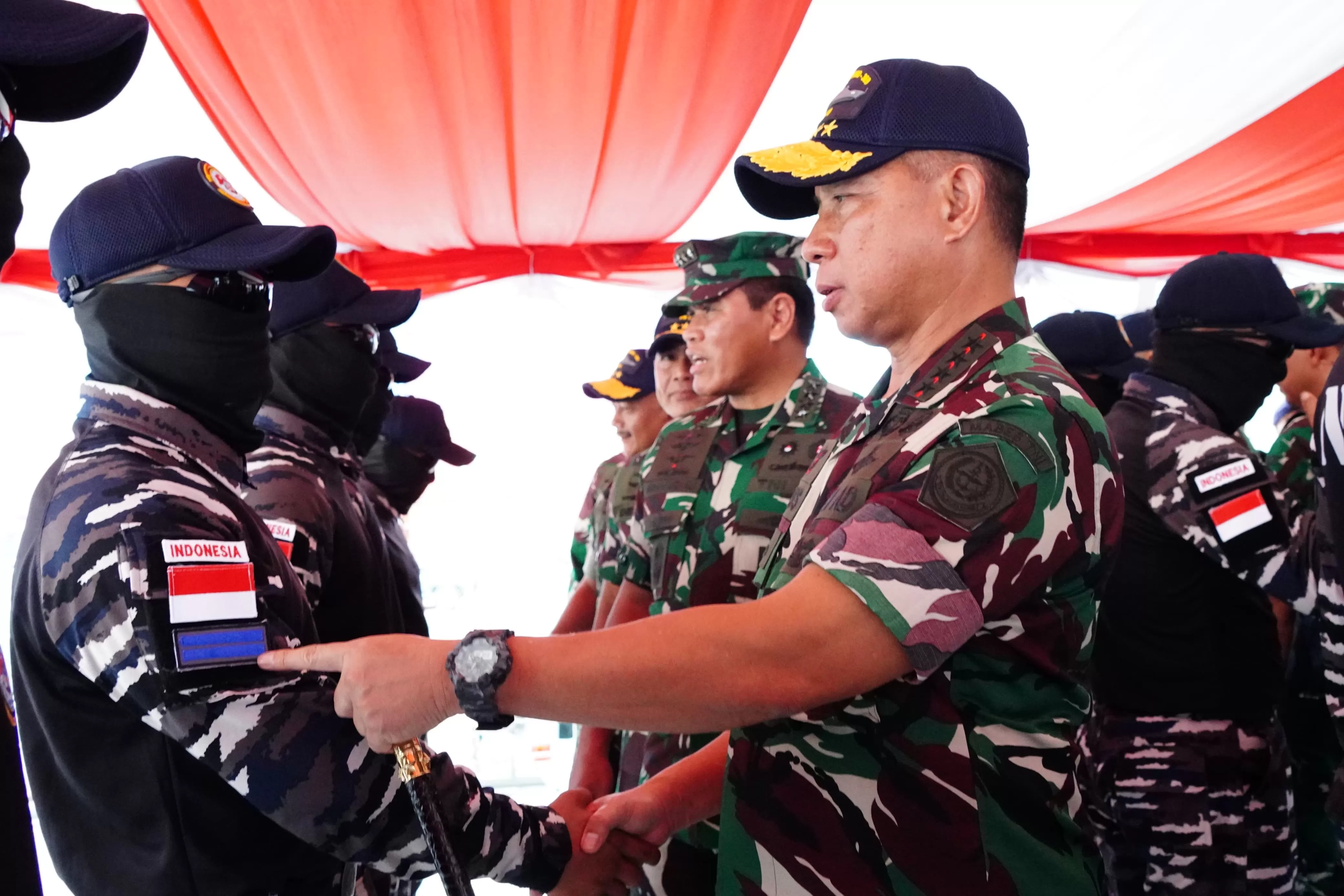 Di Atas Kapal Perang, Panglima TNI Agus Subiyanto Beri Penghargaan 16 Prajurit TNI AL yang Ungkap Penyelundupan 2 Ton Narkoba di Kepri