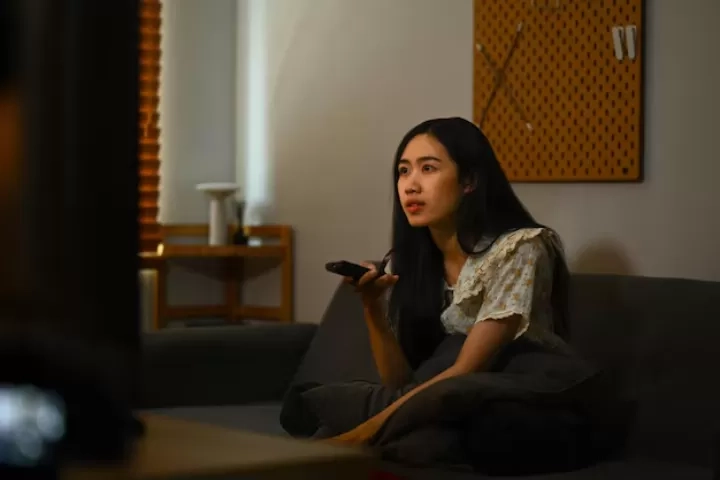 Kalau Kamu Sering Nyalain TV atau Radio Saat Kerja, Psikologi Bilang Kamu Punya 7 Ciri Ini