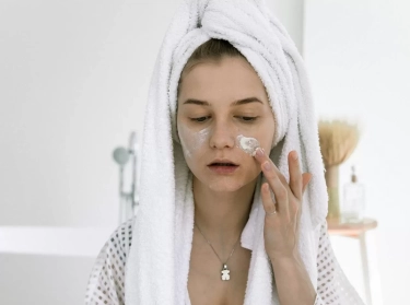 Kulit Jadi Tipis dan Sensitif? Bisa Jadi karena Layering Skincare Berlebihan