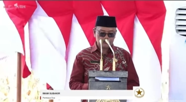 Nahas Pembaca Doa saat Panen Raya Jagung  di Kalbar yang Dihadiri Presiden Prabowo Tertimpa Pataka Bendera