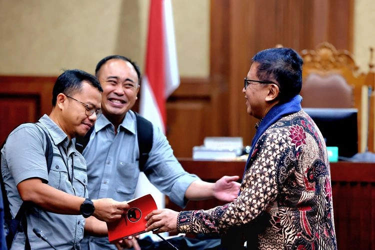Hampiri Jaksa KPK, Hasto Tunjukkan Buku yang Ditulis di Penjara