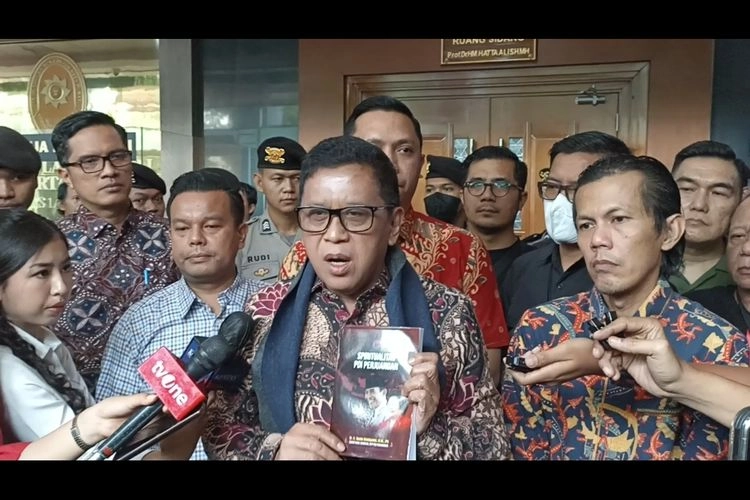 Hasto Persembahkan Buku yang Ditulisnya di Sel KPK untuk Megawati
