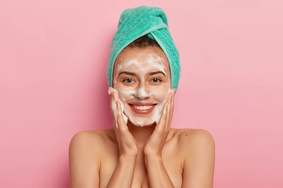 4 Langkah Double Cleansing yang Benar untuk Kulit Cerah, Bersih Maksimal