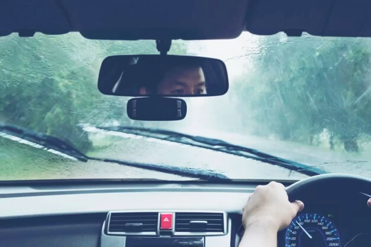7 Tips Hadapi Tantangan Berkendara di Jalan Basah Agar Terhindar dari Aquaplaning