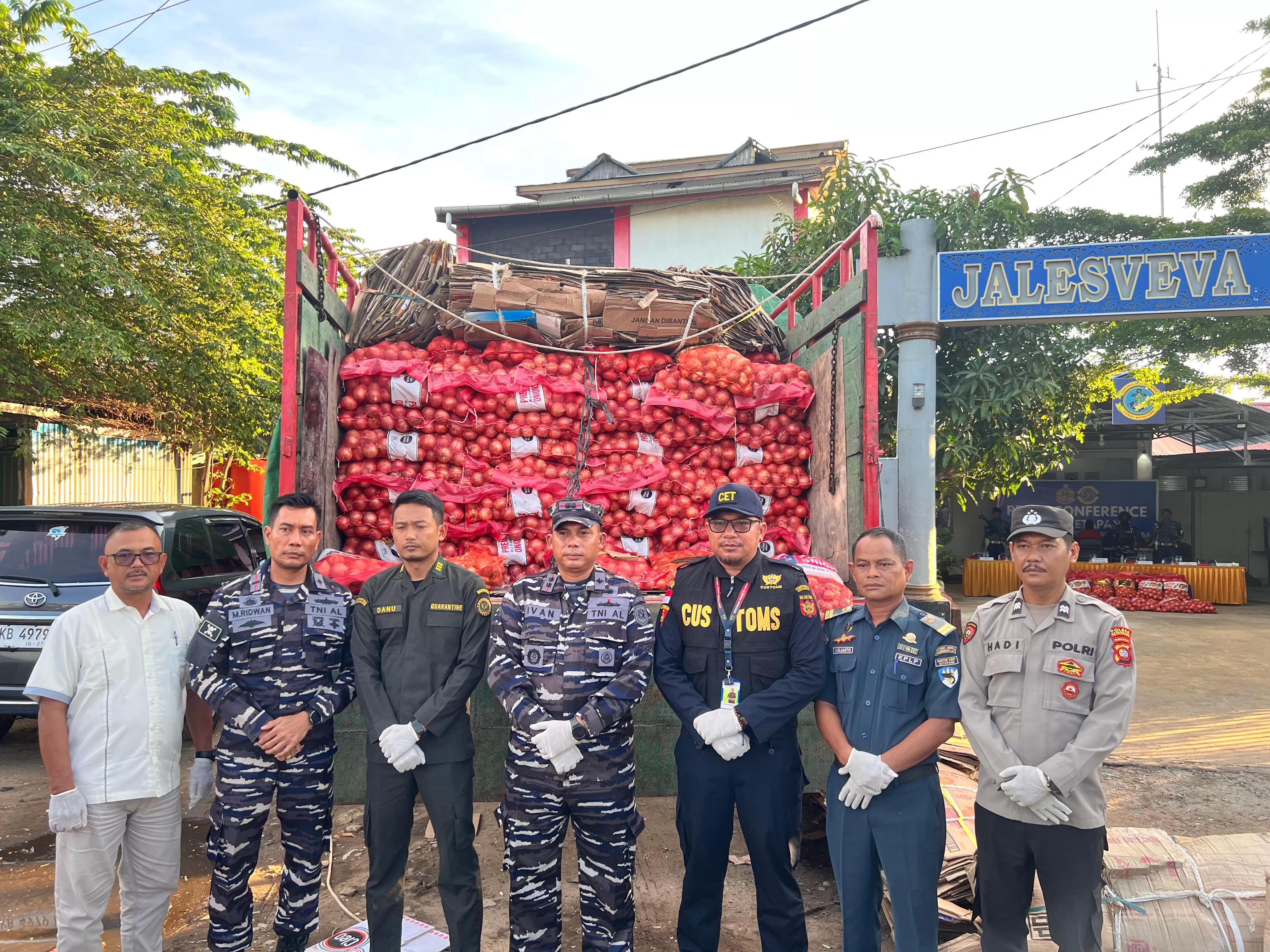 Hendak Selundupkan 11,1 Ton Bawang Bombay Ilegal, TNI AL Amankan Dua Orang di Kalbar