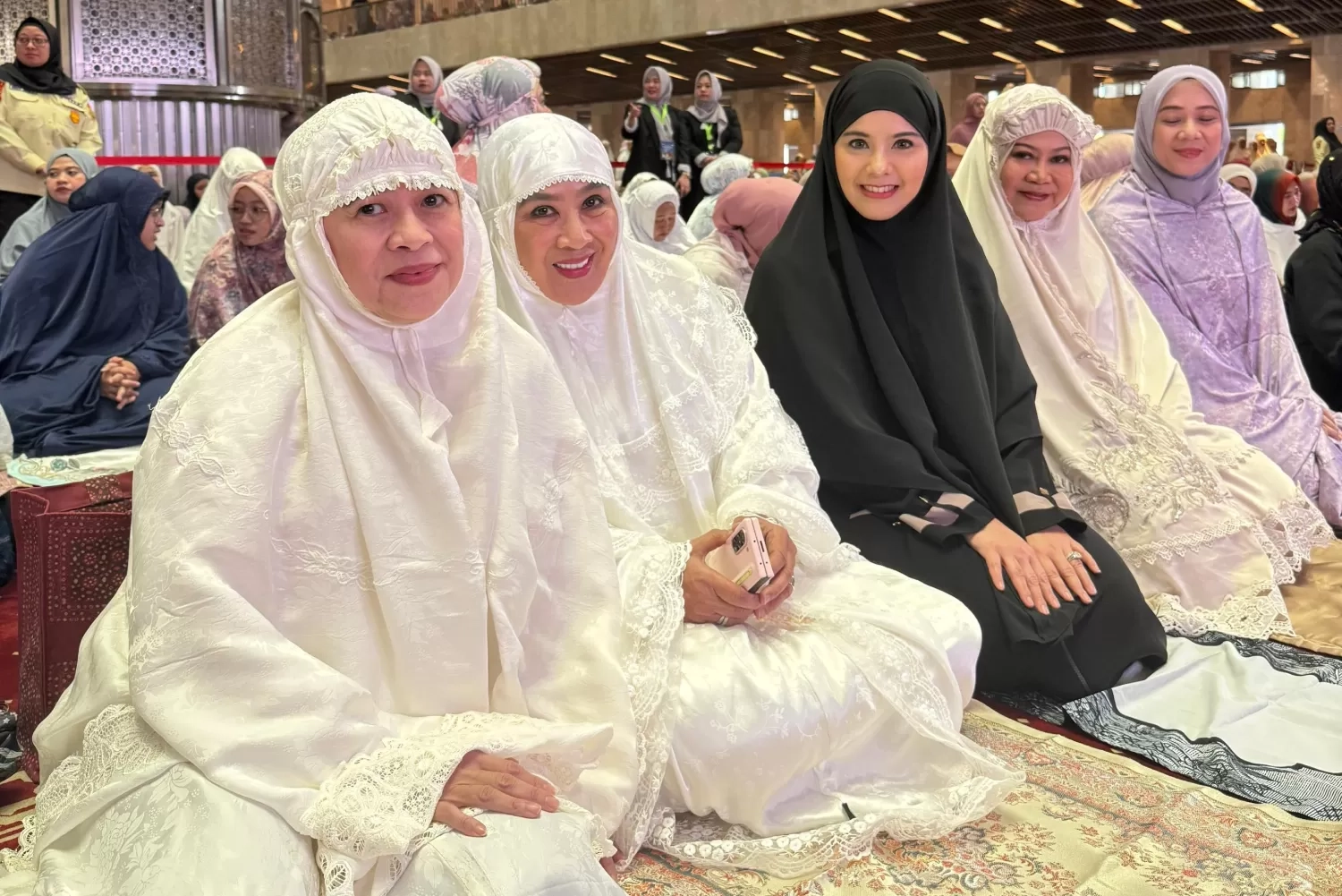 Sholat Idul Adha di Masjid Istiqlal, Ketua DPR Puan Maharani Kenakan Busana Berwarna Putih, Ingatkan Masyarakat Berani Berkorban