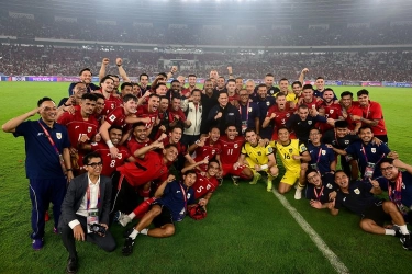 Indonesia Menang, Prabowo Turun ke Lapangan dan Salami Pemain Timnas