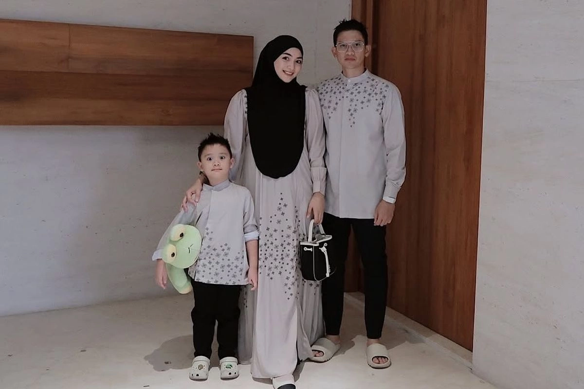 Outfit Citra Kirana dan Keluarga Saat Idul Adha 2025, Serasi dengan Warna Abu-abu