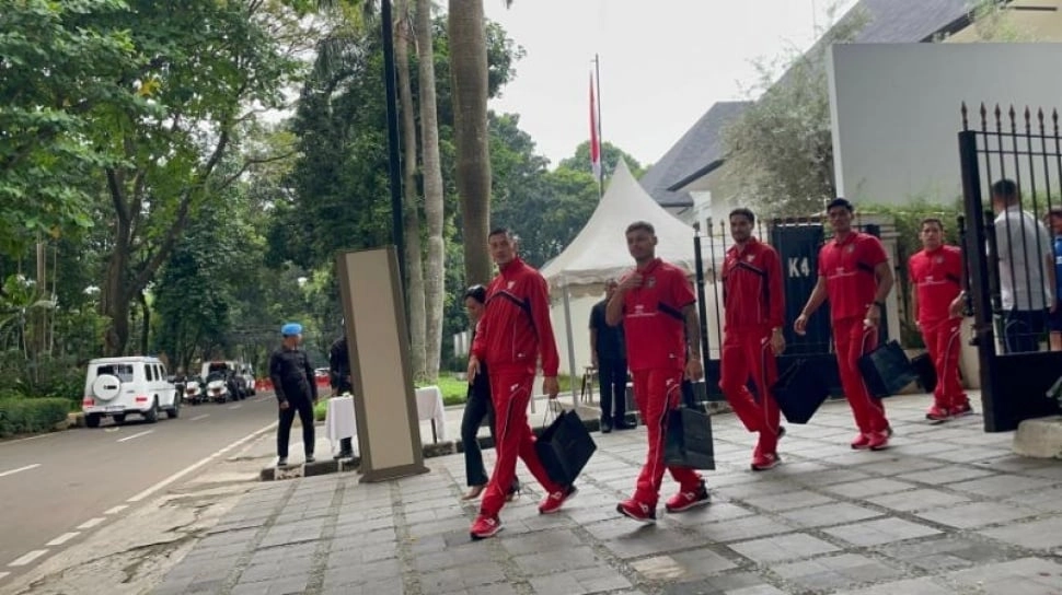 Tenteng Goodie Bag Usai Ketemu Presiden Prabowo, Pemain Timnas Pamer Jam Rolex