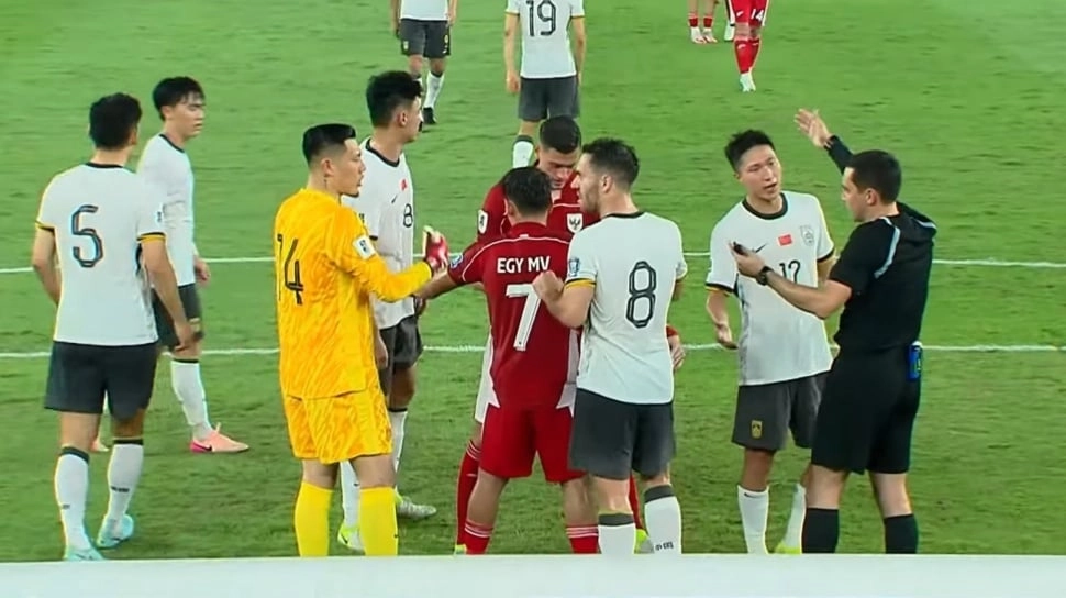 Tipu Muslihat Cerdik Jay Idzes di Laga Timnas Indonesia vs China
