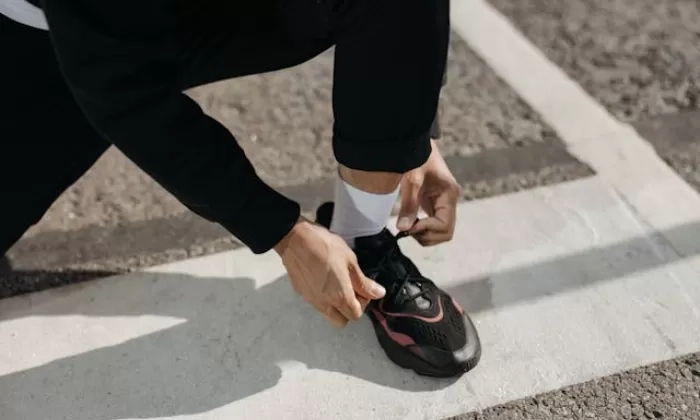 5 Sepatu Sekolah Brand Lokal Warna Hitam yang Bisa Buat Running: Serbaguna dengan Kenyamanan dan Daya Tahan yang Terjamin!