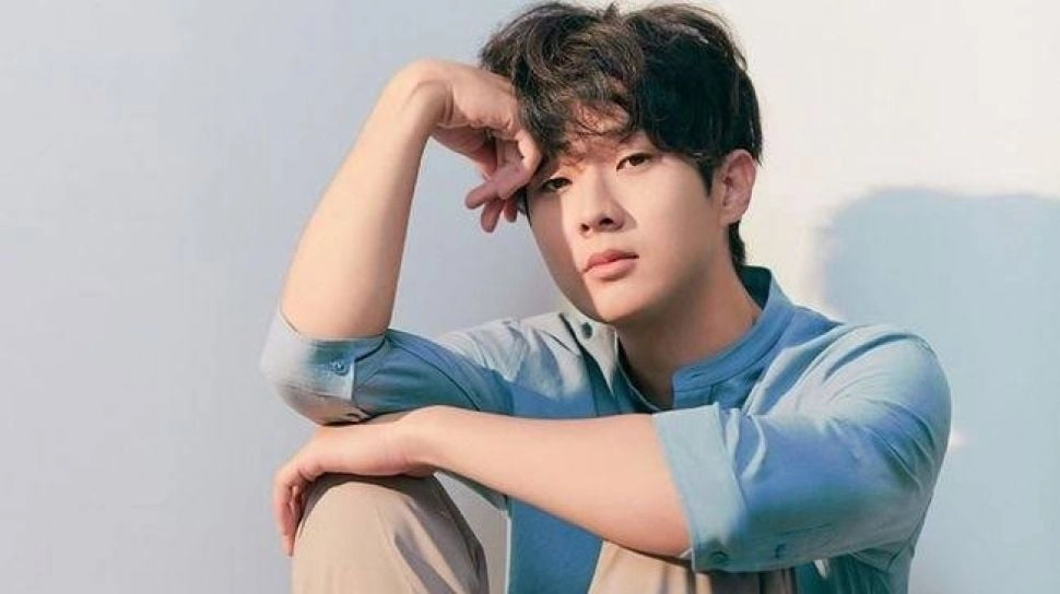 OOTD Effortless ala Choi Woo Shik, Inspirasi Gaya Ganteng Sehari-Hari!