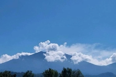 Gunung Raung Meletus 7 Juni 2025, Jalur Pendakian Ditutup Sementara