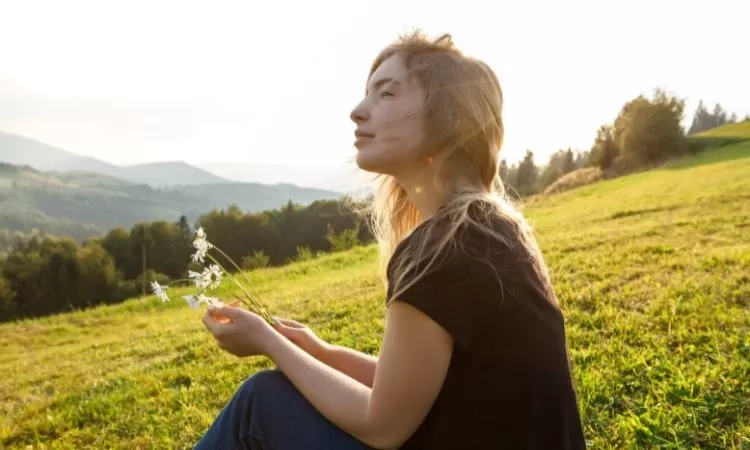 6 Cara Menenangkan Hati dan Pikiran dengan Mudah dan Efektif, Salah Satunya Dengarkan Musik yang Menenangkan