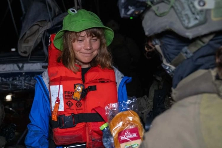 Beri Makan-Minum, Israel Klaim Tidak Culik Kapal Rombongan Greta Thunberg
